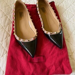Valentino Garavani Black and Pink Rockstud Flats (38.5)